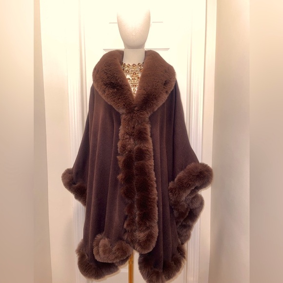 🆕 Fur Trimmed Collar Shawl Cape - Picture 4 of 8